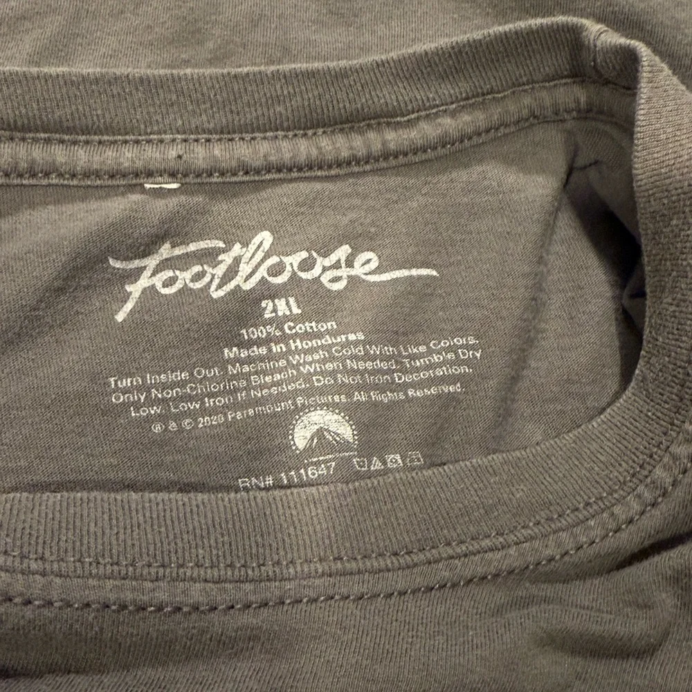 Gray Short Sleeve Tee with Graphic‎ Design